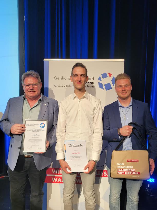 Übergabe der Auszeichnung als bester Ausbildungsbetrieb an die Willems und Schmalz GmbH aus Rheinau-Freistett